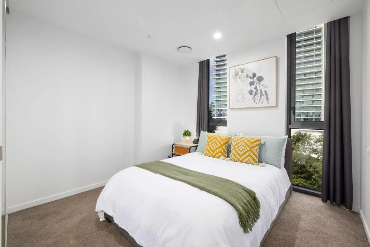 New 2Br Apt Prime Loc Stone'S Throw From Train Stn Gold Coast